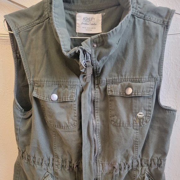 Green floral sleeveless utility vest by Ashley by 26 International, 100% cotton - Picture 1 of 4